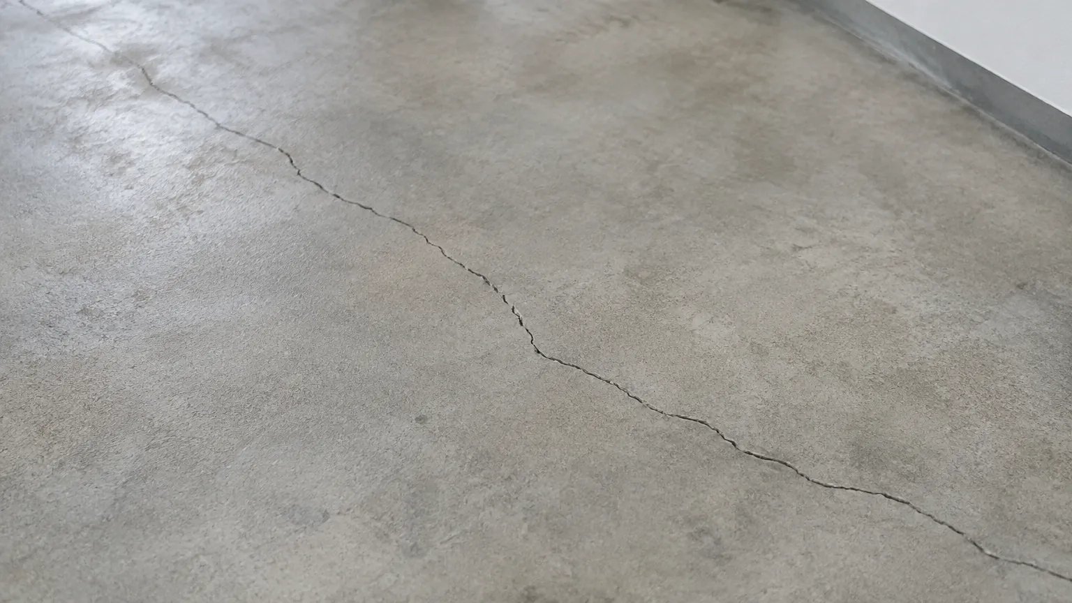 Retak panjang pada lantai beton rumah