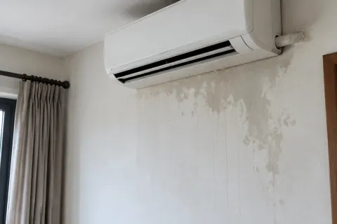 Noda pada dinding di bawah unit pendingin udara