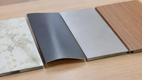 Contoh panel pelapis logam dan kayu di atas meja