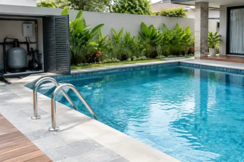 Kolam rumah.