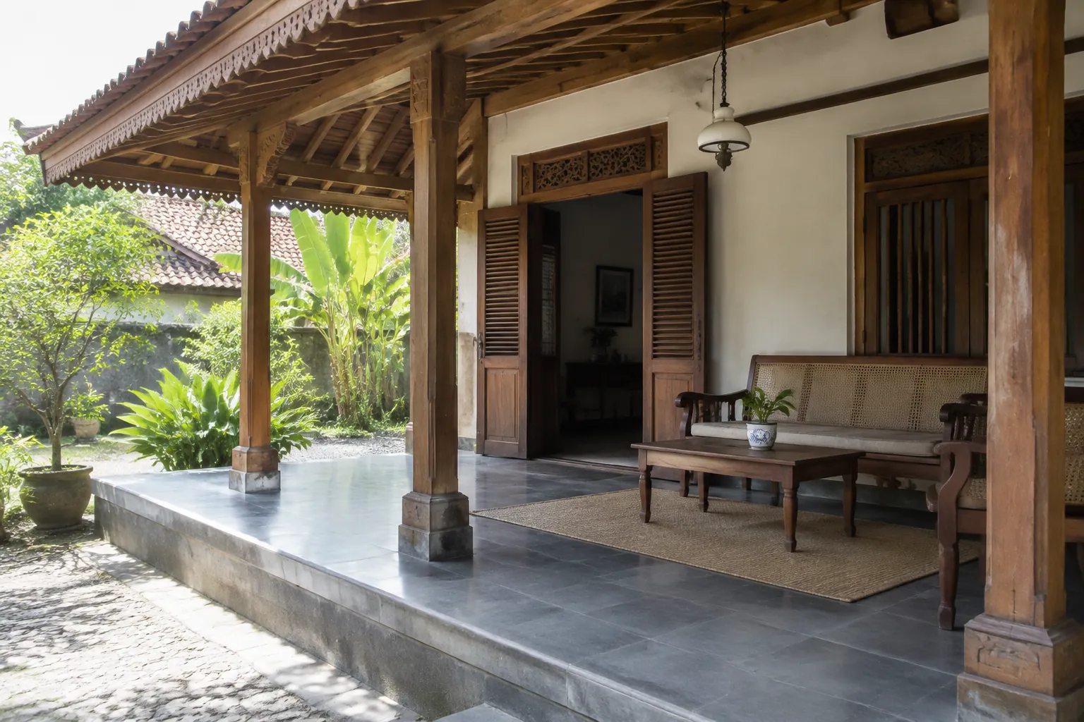 Serambi beratap dengan tiang dan tempat duduk kayu
