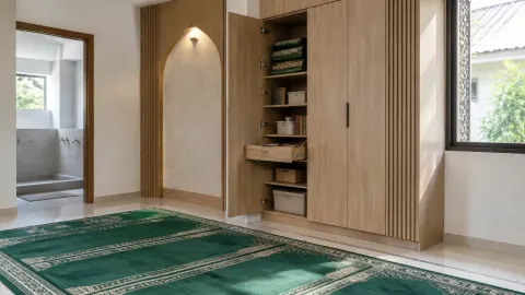 Kabinet kayu tinggi menyimpan perlengkapan di tepi musala