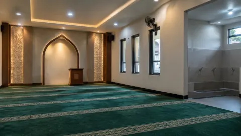 Ruang musala dengan lampu plafon dan ceruk dinding bercahaya