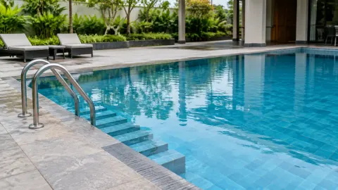 Tangga dan undakan menjadi akses masuk ke kolam renang