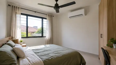 Kamar tidur dengan jendela, kipas plafon, dan unit pendingin