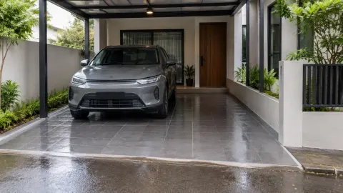 Mobil di carport berlantai abu-abu setelah hujan