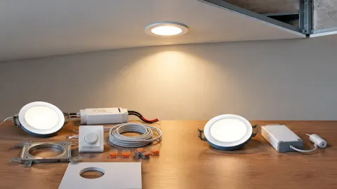 Komponen lampu tanam dan kabel di meja