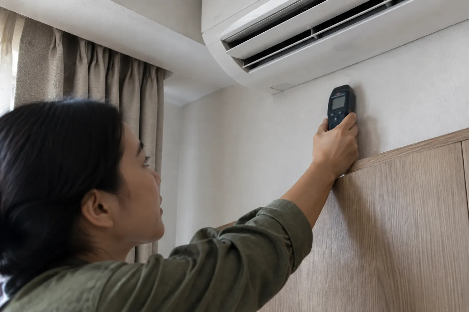 Mendekatkan alat ukur pada dinding dekat AC.