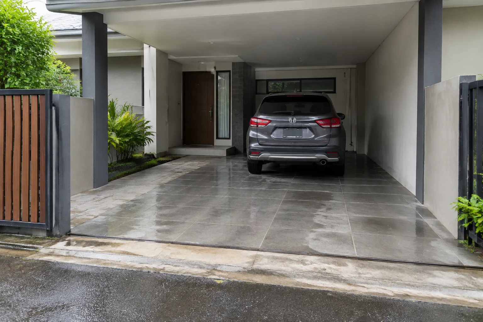 Carport beratap dengan kendaraan dan lantai keramik