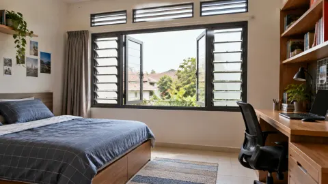 Jendela berbilah terbuka di kamar remaja