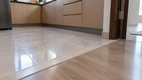 Pertemuan lantai ubin dapur dengan lantai motif kayu pada ambang pintu.