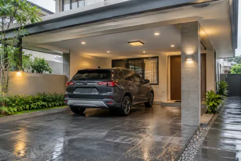 Carport dengan lampu biasa.
