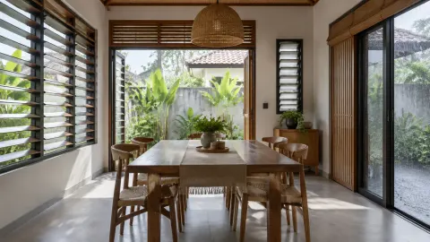 Ruang makan dengan jendela berkisi dan pintu kaca ke luar
