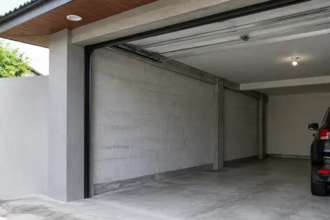 Bukaan pintu garasi dengan dinding di kedua sisinya