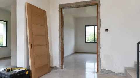 Bukaan pintu pada rumah yang sedang direnovasi