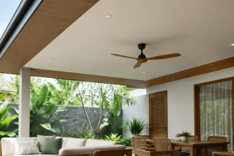 Plafon teras dengan kipas dan lampu.