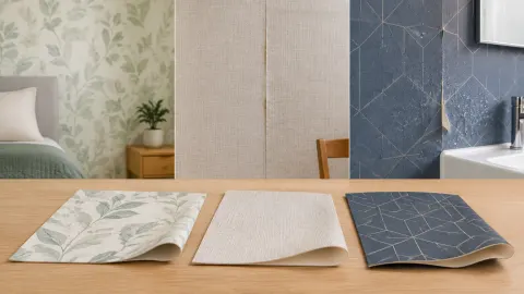 Sampel wallpaper bermotif dan bertekstur di depan dinding