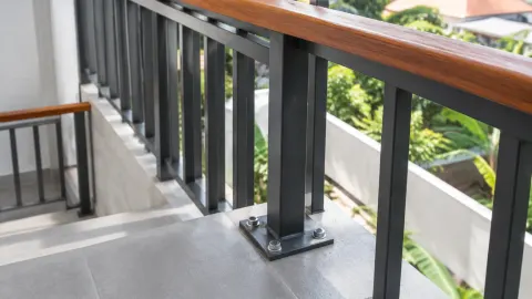 Detail sambungan pagar logam dan pegangan kayu
