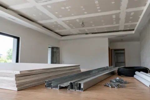 Rangka dan panel plafon dalam pekerjaan.