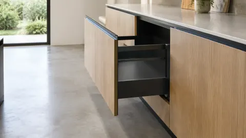 Kabinet dengan gagang logam gelap dan kayu terang