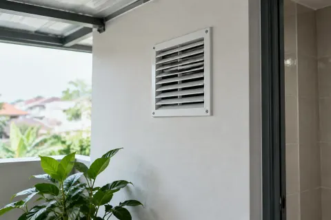 Kisi ventilasi pada dinding luar rumah