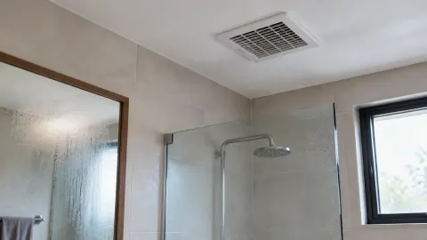 Kisi ventilasi plafon kamar mandi di dekat pancuran