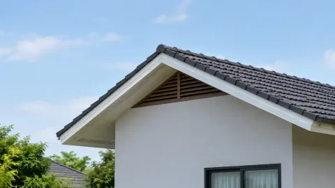 Lubang ventilasi di bawah bubungan atap rumah