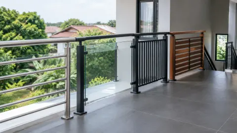 Railing logam dan kayu pada balkon rumah