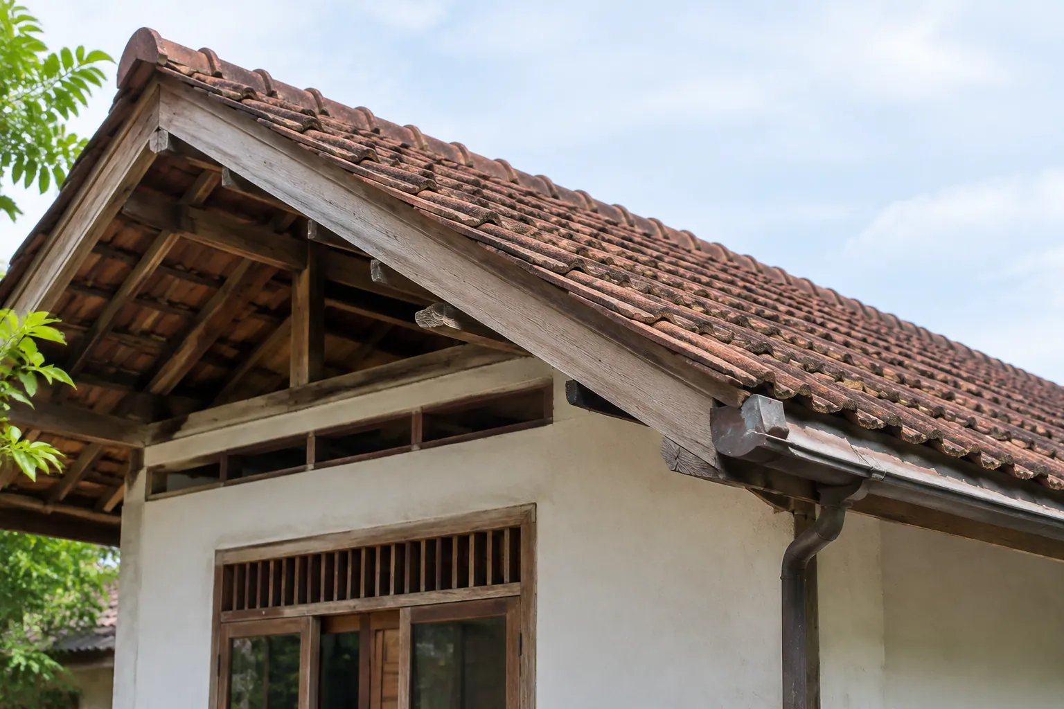 Detail bawah atap genteng dan rangka kayu rumah
