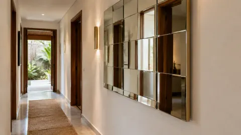 Material reflektif pada dinding lorong rumah