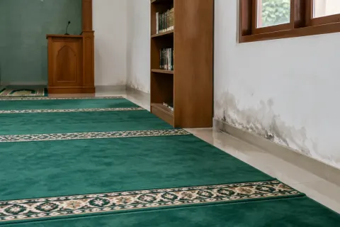 Bercak pada bagian bawah dinding musala