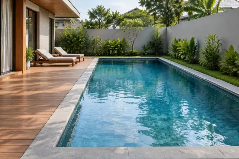 Kolam renang dengan dek kayu pada halaman rumah