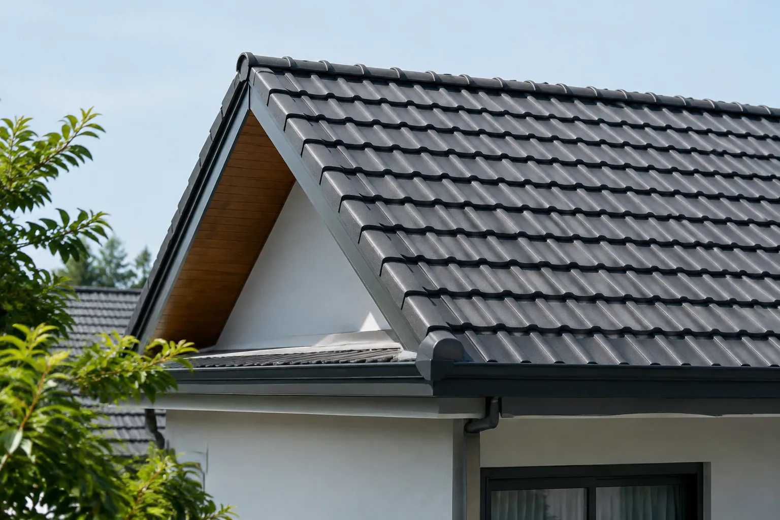 Pertemuan bidang atap miring dengan tepi rumah