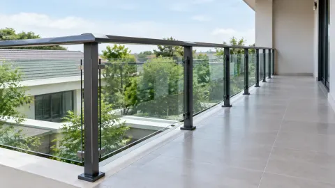 Railing kaca membatasi balkon rumah bertingkat