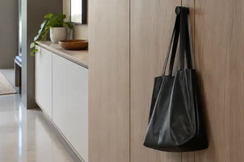 Tas yang menyentuh panel dinding.