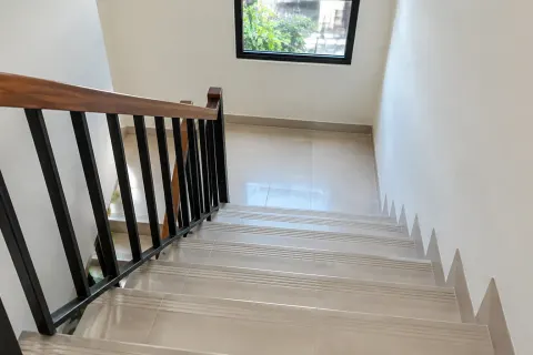 Railing logam dan anak tangga.