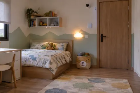 Kamar anak tertata rapi.