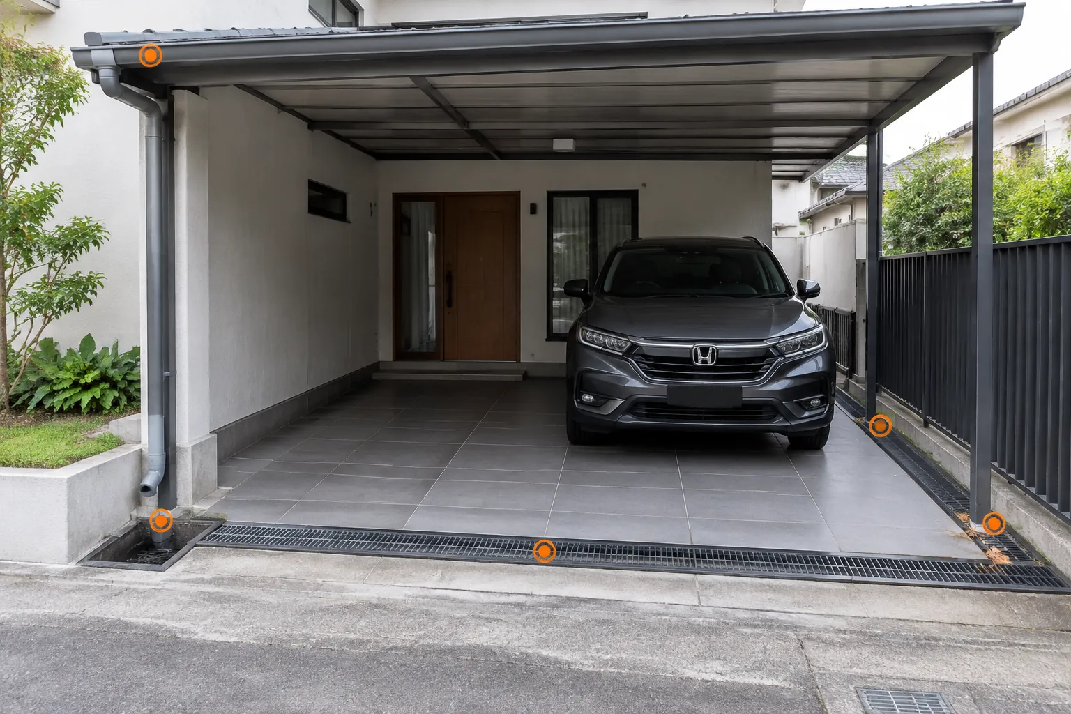 Titik berwarna ditambahkan sebagai anotasi grafis pada foto carport.