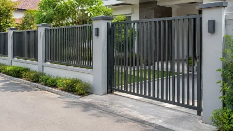 Pagar dan gerbang besi berbilah tegak di depan rumah