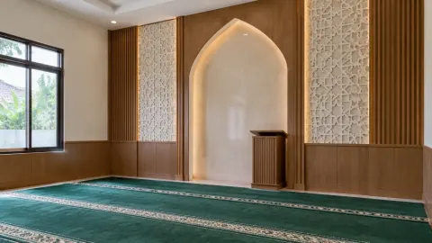 Mushola dengan panel kayu dan mihrab berlampu