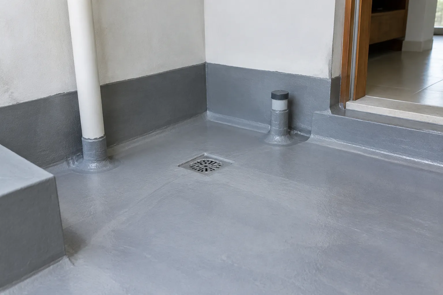 Lapisan waterproofing di sudut teras sekitar pipa dan saluran lantai