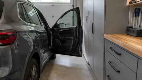 Pintu mobil terbuka dekat kabinet garasi