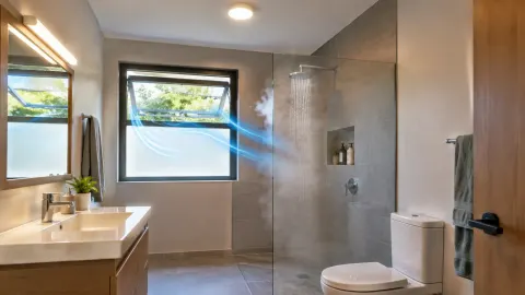 Kamar mandi dengan jendela dan cahaya alami