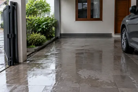Lantai carport basah di dekat mobil