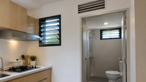 Kisi udara pada dapur kecil dekat kamar mandi