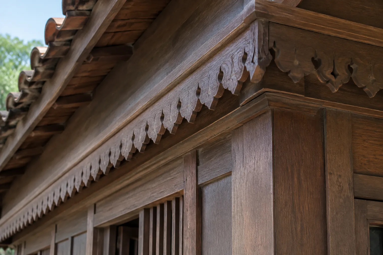 Ukiran trim kayu pada tepi atap rumah tradisional