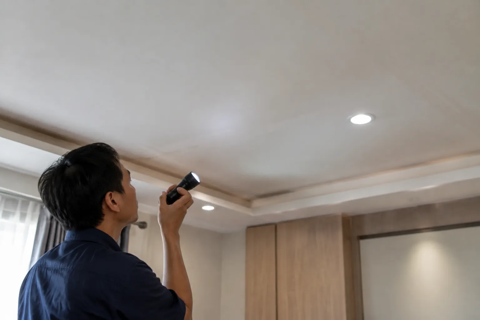 Senter yang diarahkan ke plafon.