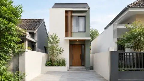Rumah dua lantai pada lahan sempit dengan fasad putih dan kayu