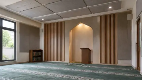 Musala dengan plafon berpanel dan dinding beraksen kayu
