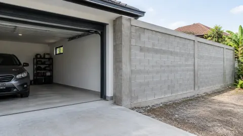 Dinding blok di tepi garasi rumah